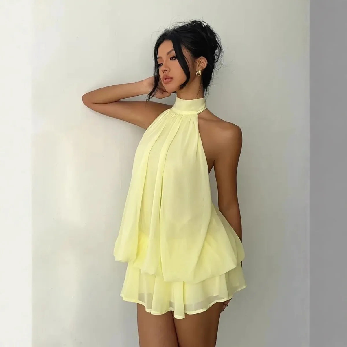 Vestido Corto de Cuello Halter con caída
